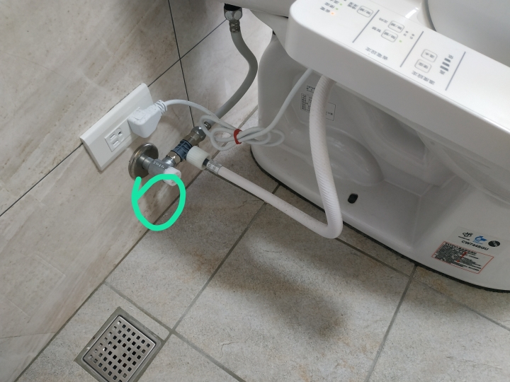 浴室牆壁漏水，建商一直說是反潮，1/2終於找到原因，但是...