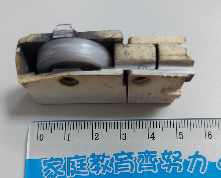 請問這款紗門輪子，可以在哪家店買到？?？