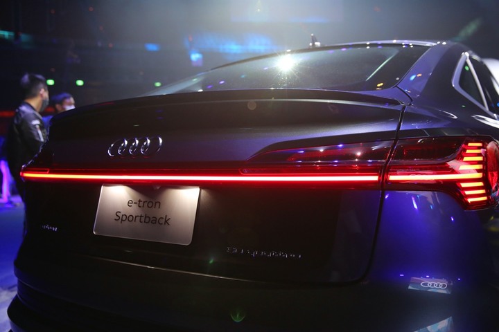 e-tron上市晚會,結合科技與聲光效果的饗宴