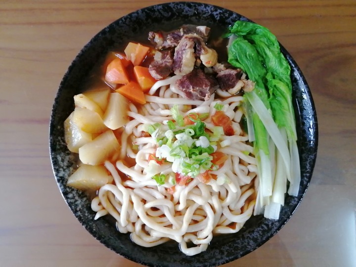 善用鍋底製作濃韻的川味牛肉麵