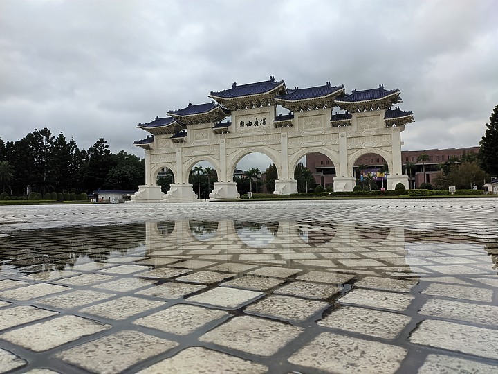 陰雨後的自由廣場 U20 5g Gcam
