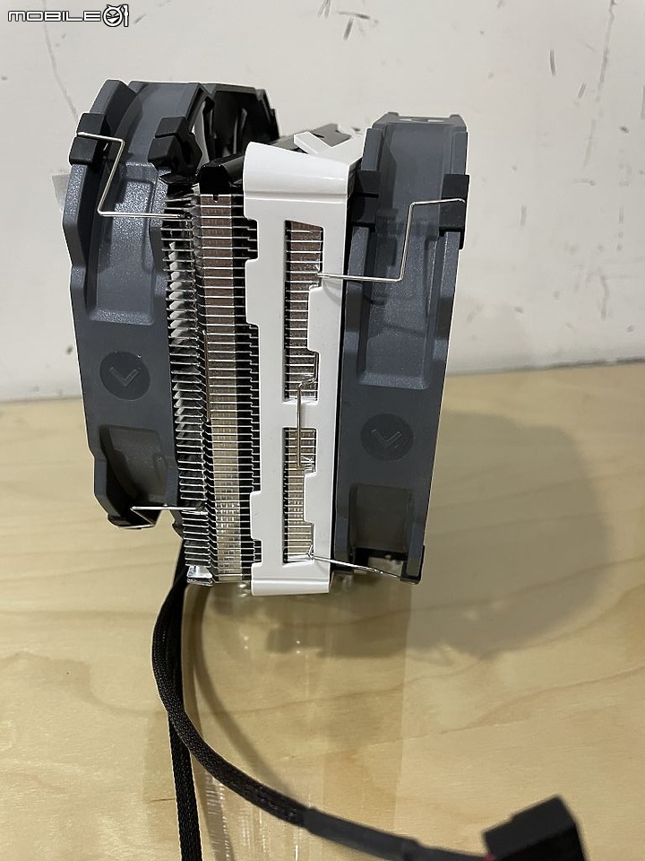 點我看大圖 單手專利快扣 CRYORIG 快睿 R5 單塔雙風扇安裝開箱