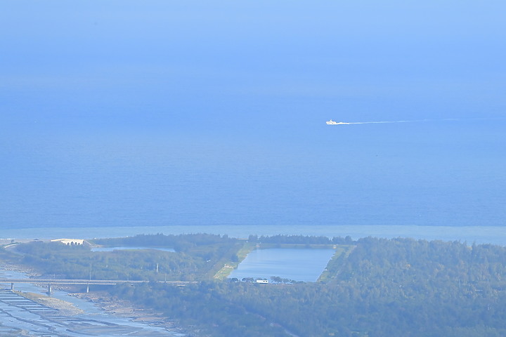 到台東拍到遊隼垂直俯衝，欣賞小黃山、卑南溪、富源觀景台、卑南溪水利公園、頂岩灣四格山和美濃冰品。