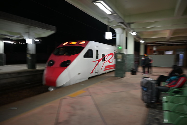 到台東拍到遊隼垂直俯衝，欣賞小黃山、卑南溪、富源觀景台、卑南溪水利公園、頂岩灣四格山和美濃冰品。