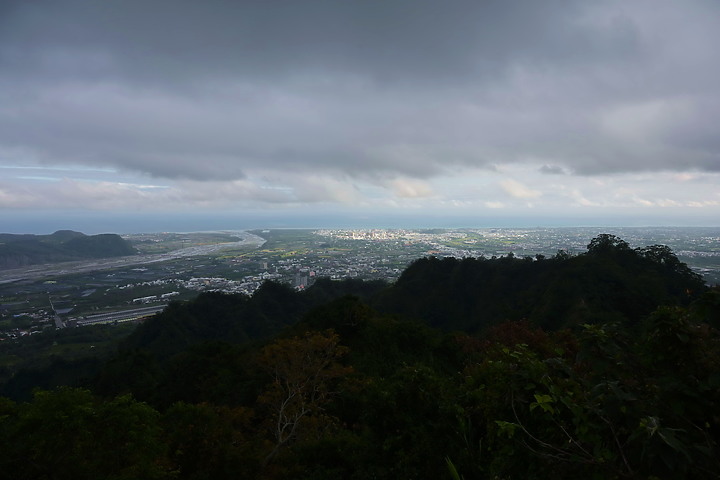 到台東拍到遊隼垂直俯衝，欣賞小黃山、卑南溪、富源觀景台、卑南溪水利公園、頂岩灣四格山和美濃冰品。