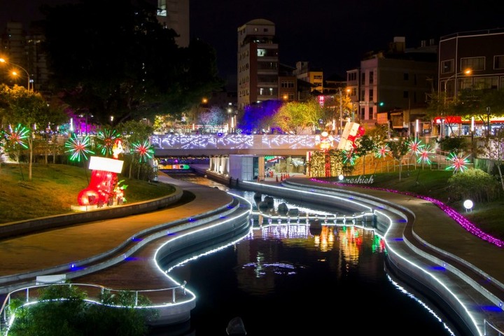 2020台中好YA誕│聖誕節去哪好？漫步綠川水岸 夢幻白馴鹿&白海豚伴你同遊