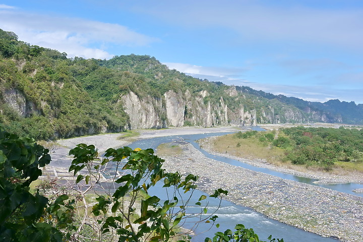 到台東拍到遊隼垂直俯衝，欣賞小黃山、卑南溪、富源觀景台、卑南溪水利公園、頂岩灣四格山和美濃冰品。