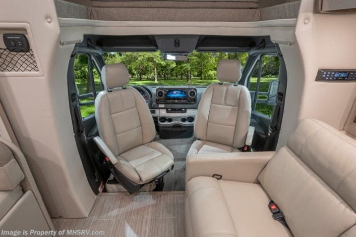 很貴很豪華的賓士Class C 自走式露營車，大家來看看，讓我知道你認為這台值不值得這個價位吧