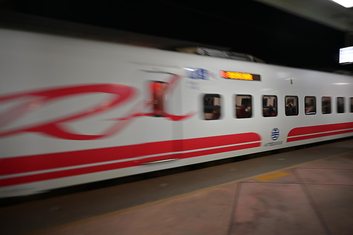 到台東拍到遊隼垂直俯衝，欣賞小黃山、卑南溪、富源觀景台、卑南溪水利公園、頂岩灣四格山和美濃冰品。