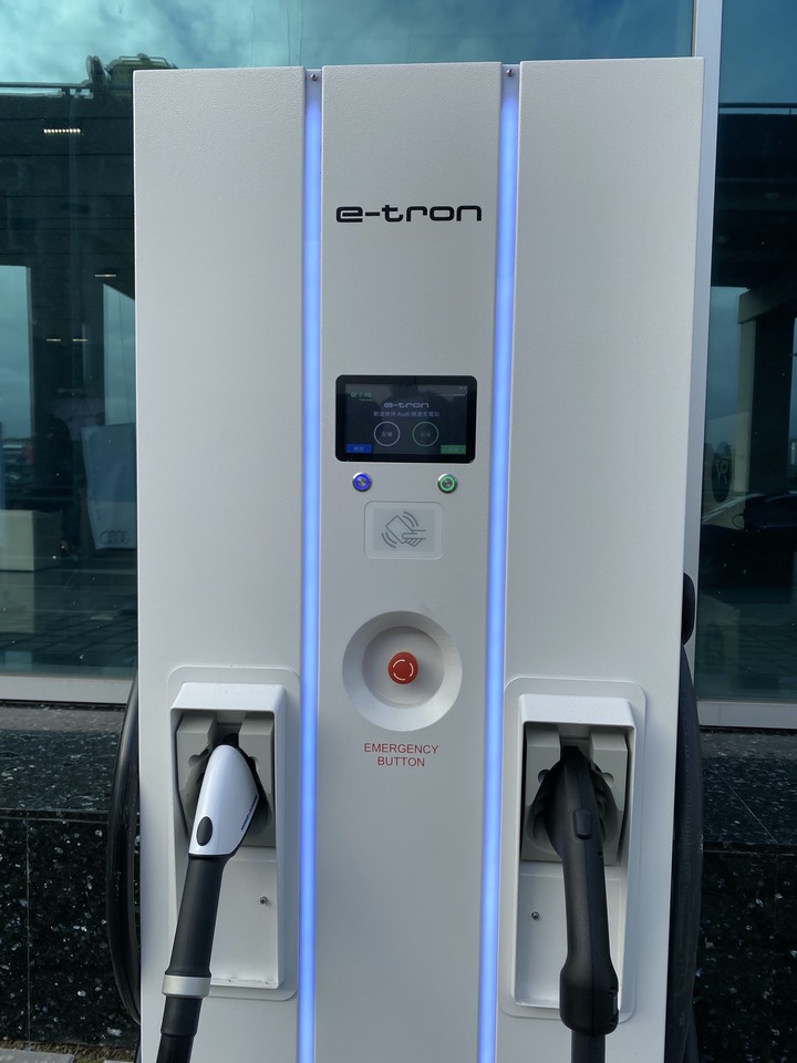 e-tron上市晚會,結合科技與聲光效果的饗宴