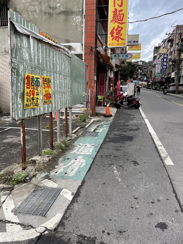 請問白線內但有人行道不能停車嗎？