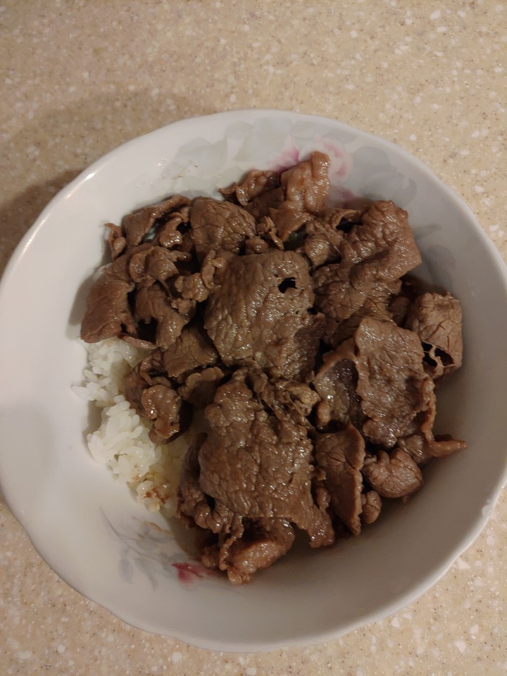 出外艱苦人早餐 一碗牛小排丼飯
