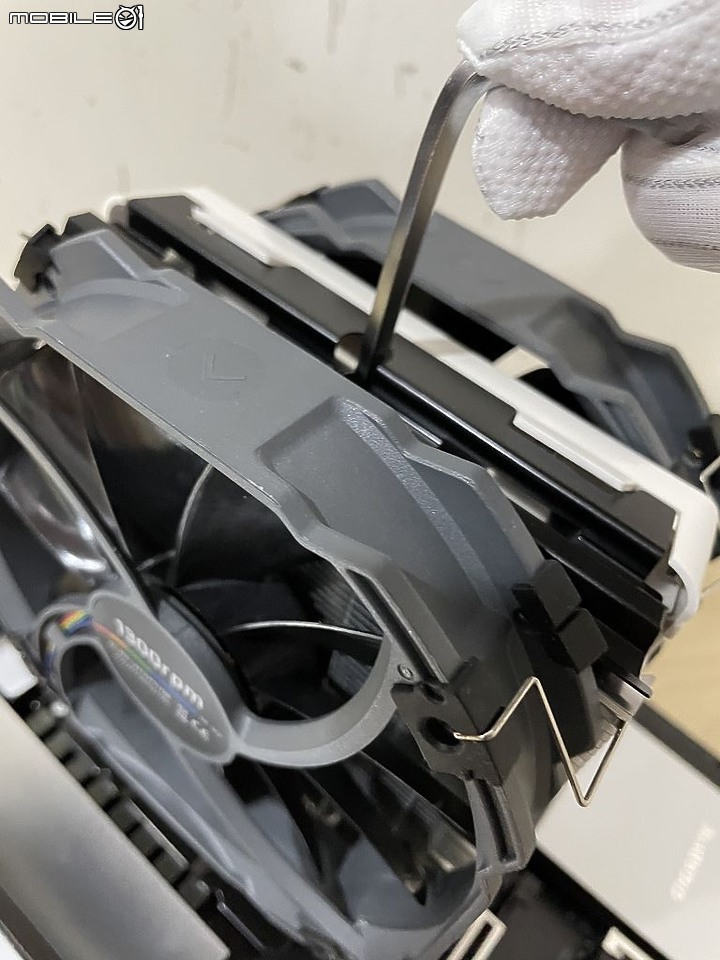 點我看大圖 單手專利快扣 CRYORIG 快睿 R5 單塔雙風扇安裝開箱