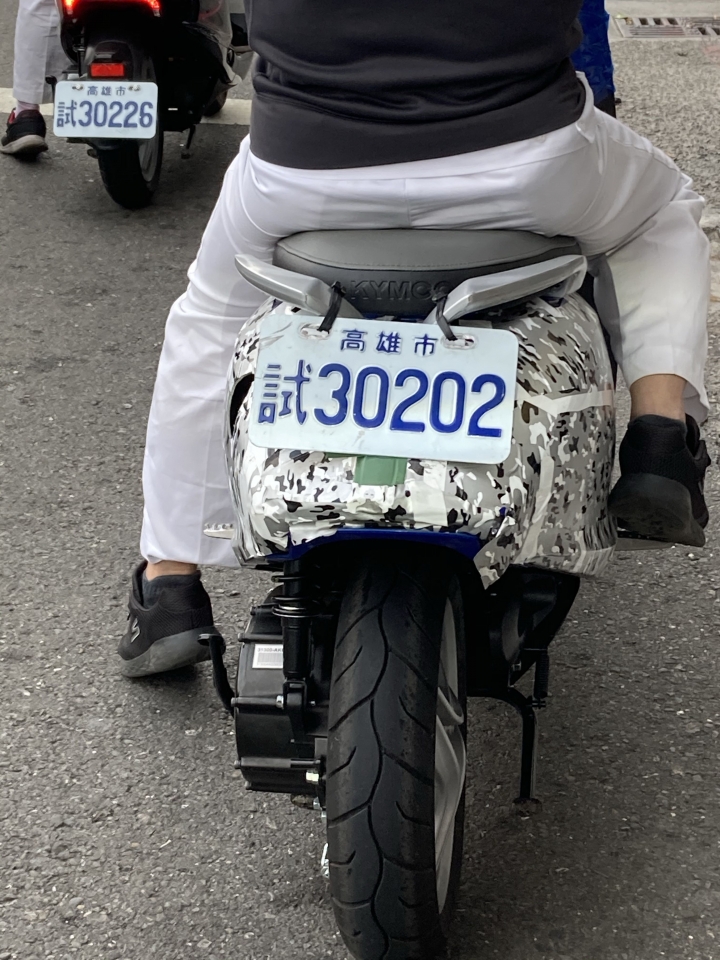 光陽白牌試駕車，高雄路上