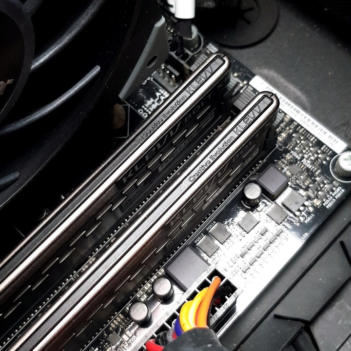 簡約 沉穩 散熱佳!KLEVV科賦 BOLT XR DDR4-3600。