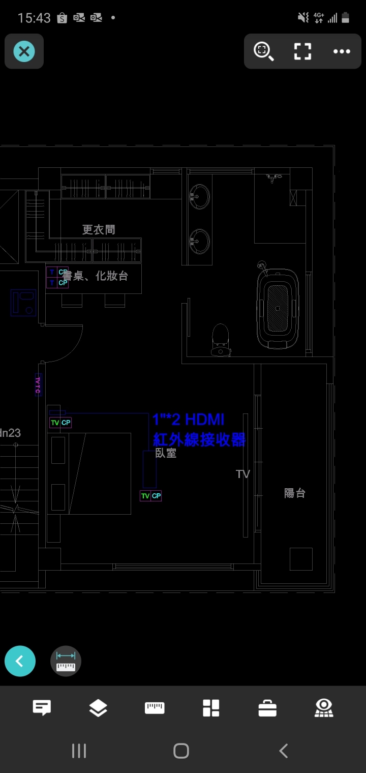 臥室落地窗前的電視