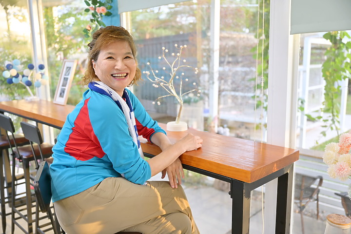 南邊61-6的萬人迷巨型貴賓犬JoJo，歡迎來南邊61-6享受咖啡、早午晚餐，體驗迷人的氛圍。