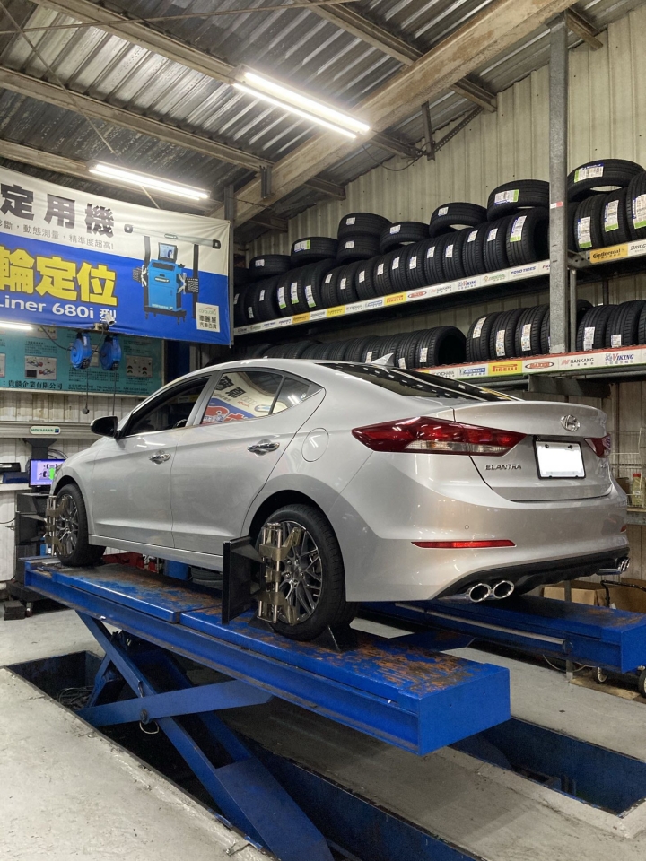 Hyundai Elantra 換新鞋（圖多）