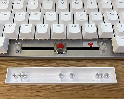 點我看大圖 很久以前踢到一把德意志工藝,CHERRY MX BOARD 8.0 RGB機械鍵盤!