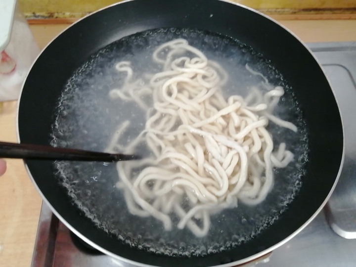 善用鍋底製作濃韻的川味牛肉麵