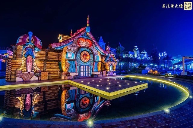 童話般打卡地標!魔幻又綺麗「魔法時光鐘」點亮義大夜空