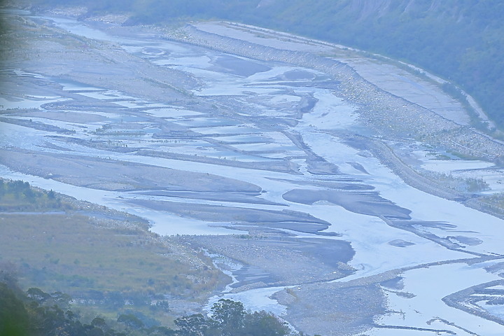 到台東拍到遊隼垂直俯衝，欣賞小黃山、卑南溪、富源觀景台、卑南溪水利公園、頂岩灣四格山和美濃冰品。