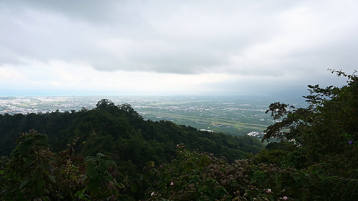 到台東拍到遊隼垂直俯衝，欣賞小黃山、卑南溪、富源觀景台、卑南溪水利公園、頂岩灣四格山和美濃冰品。