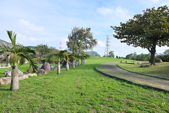 到台東拍到遊隼垂直俯衝，欣賞小黃山、卑南溪、富源觀景台、卑南溪水利公園、頂岩灣四格山和美濃冰品。