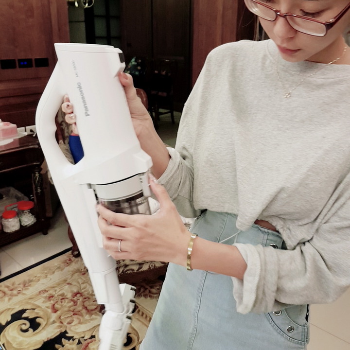 微塵看得見!大吸力也能極輕巧!Panasonic無線吸塵器 MC-SB30J!