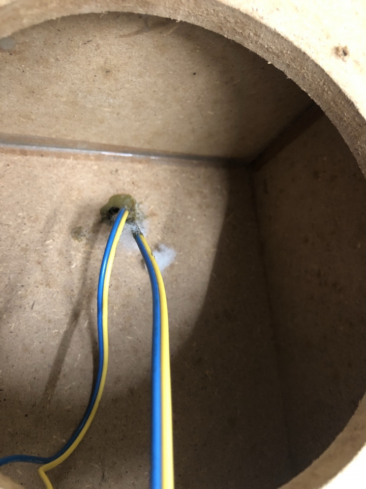 接線端子，無螺絲怎麼拆