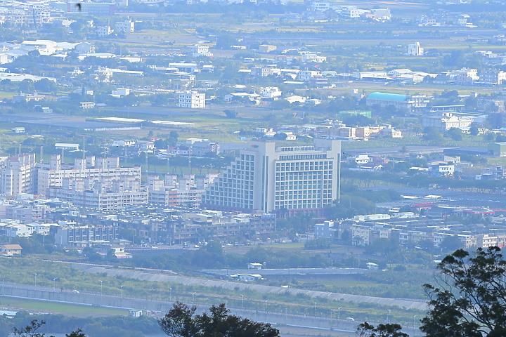 到台東拍到遊隼垂直俯衝，欣賞小黃山、卑南溪、富源觀景台、卑南溪水利公園、頂岩灣四格山和美濃冰品。