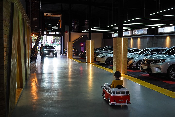 賞車品咖啡 | WIP GARAGE/COFFEE 貨櫃咖啡