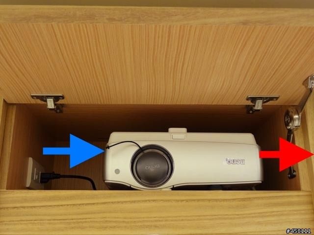 將投影機放置在書櫃上方的疑問