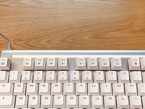 點我看大圖 很久以前踢到一把德意志工藝,CHERRY MX BOARD 8.0 RGB機械鍵盤!