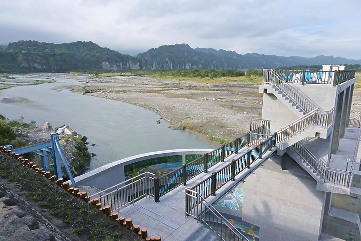 到台東拍到遊隼垂直俯衝，欣賞小黃山、卑南溪、富源觀景台、卑南溪水利公園、頂岩灣四格山和美濃冰品。