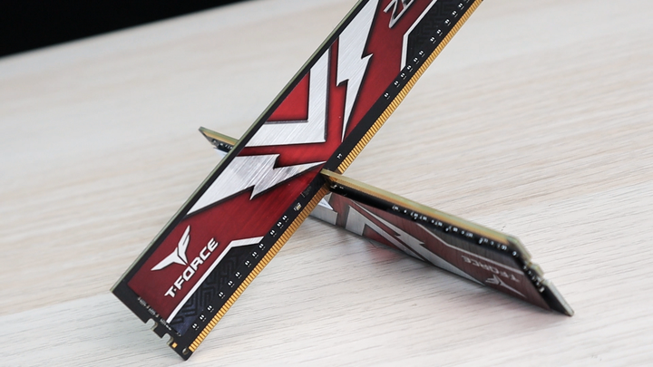 點我看大圖 宙斯的秘密武器 — 十銓 T-FORCE ZEUS DDR4-3200 桌上型記憶體