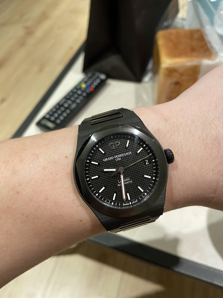 GIRARD-PERREGAUX Laureato 42mm Ceramic開箱我