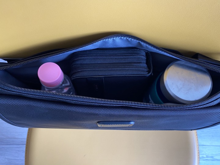 介於公事包與休閒側背包之間的好選擇 - Tumi 126169側背包