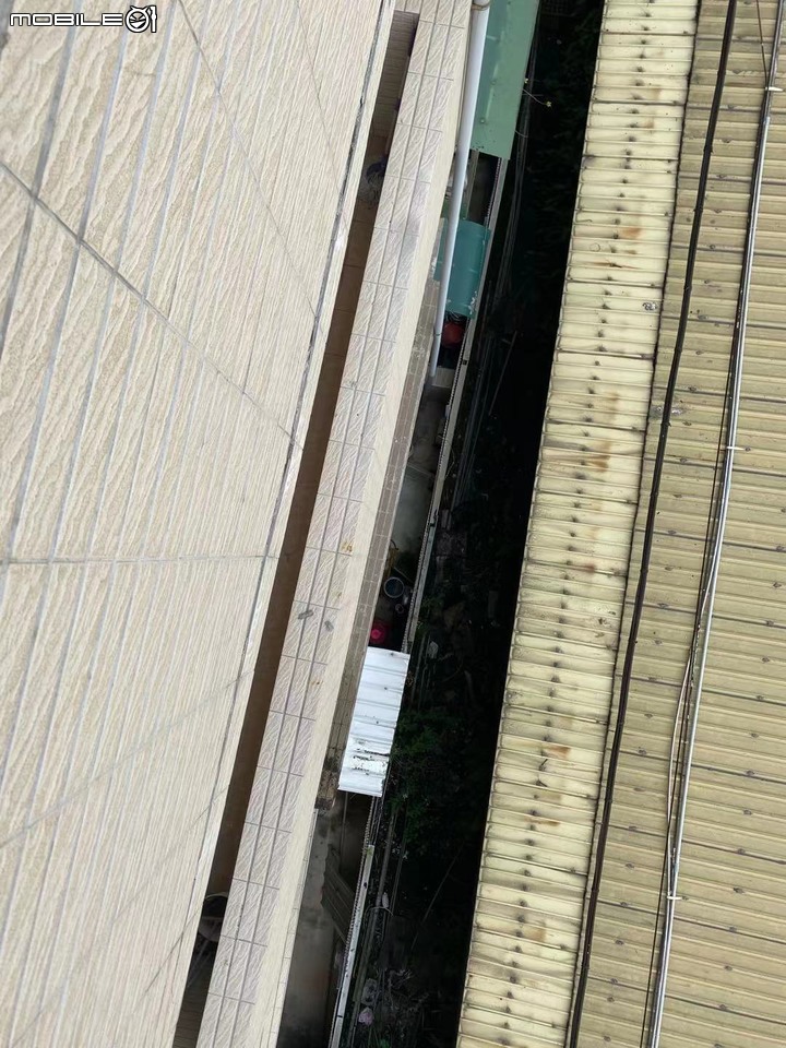 外牆磁磚開始掉落...