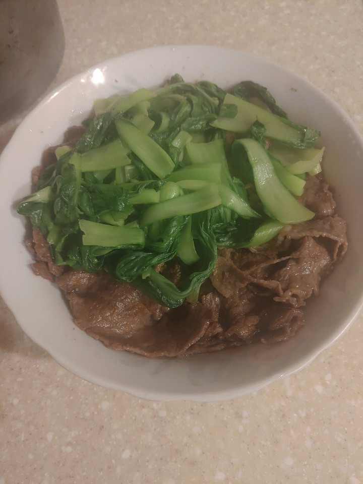 出外艱苦人早餐 一碗牛小排丼飯