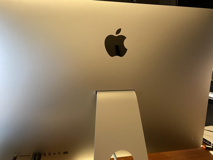 以為很耐用的iMAC 27" 用了六年還是壞了~
