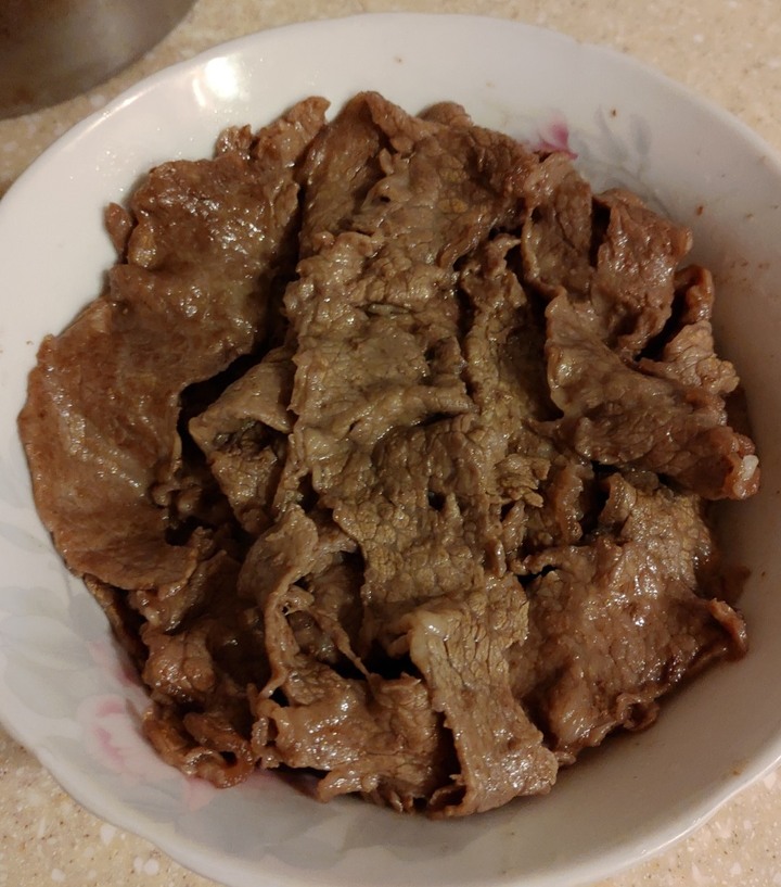 出外艱苦人早餐 一碗牛小排丼飯