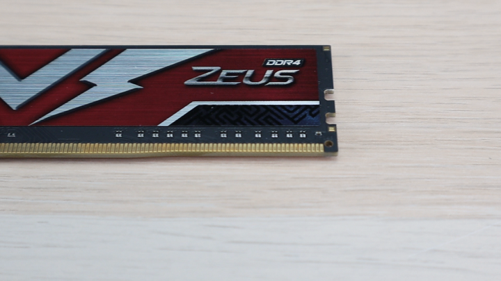 點我看大圖 宙斯的秘密武器 — 十銓 T-FORCE ZEUS DDR4-3200 桌上型記憶體