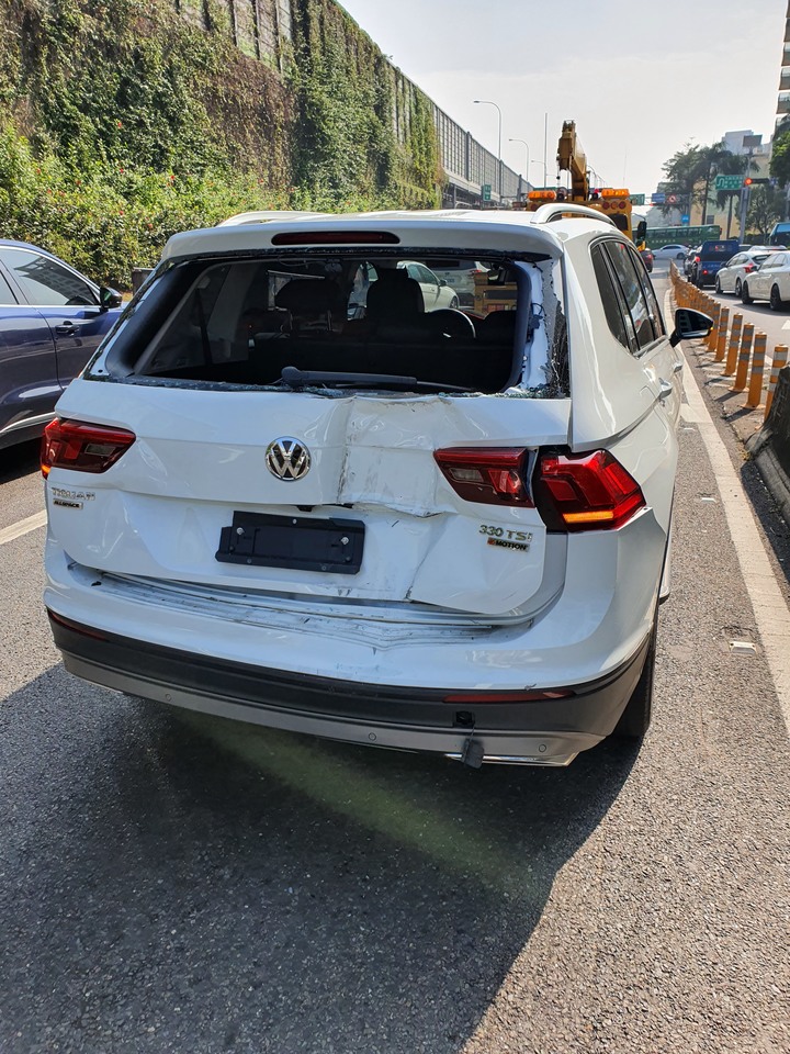 大瓜被砂石車輪胎追殺