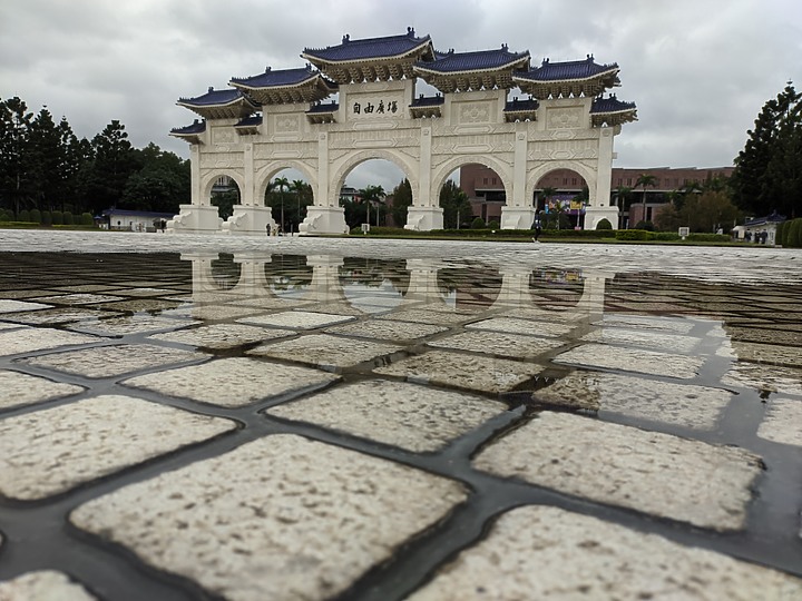 陰雨後的自由廣場 U20 5g Gcam