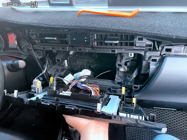 點我看大圖 拿 B9450 來創造斜槓人生 - 假日汽車改裝隨身機心得分享