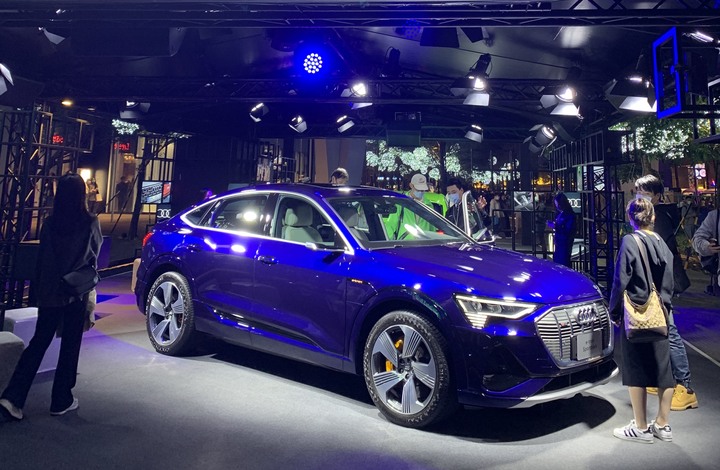 Audi信義區賞車活動,RSQ3真的帥!