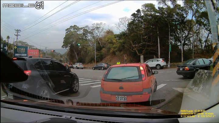 原來真的有人不知道多車道右轉要切到外車道?????