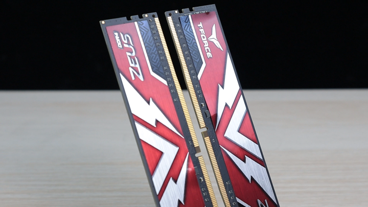 點我看大圖 宙斯的秘密武器 — 十銓 T-FORCE ZEUS DDR4-3200 桌上型記憶體