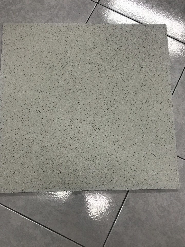 請問一下這是什麼材質的天花板 含石棉需要更換嗎